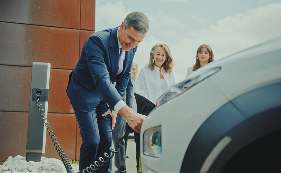 demostración pedro sánchez visita las instalaciones de veltium