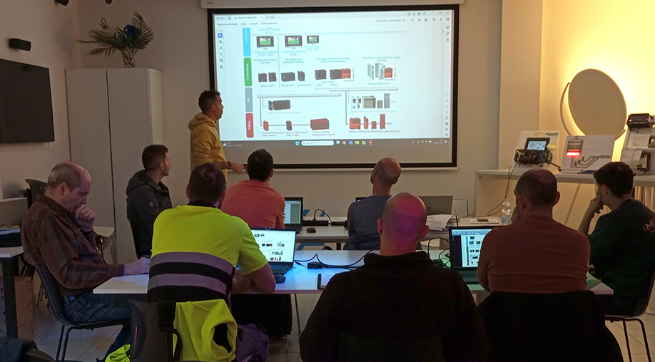 Formación sobre HMI y PLC avanzados en Elektra Pamplona