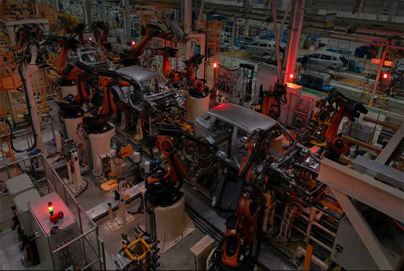 Planta industrial con iluminación de emergencia