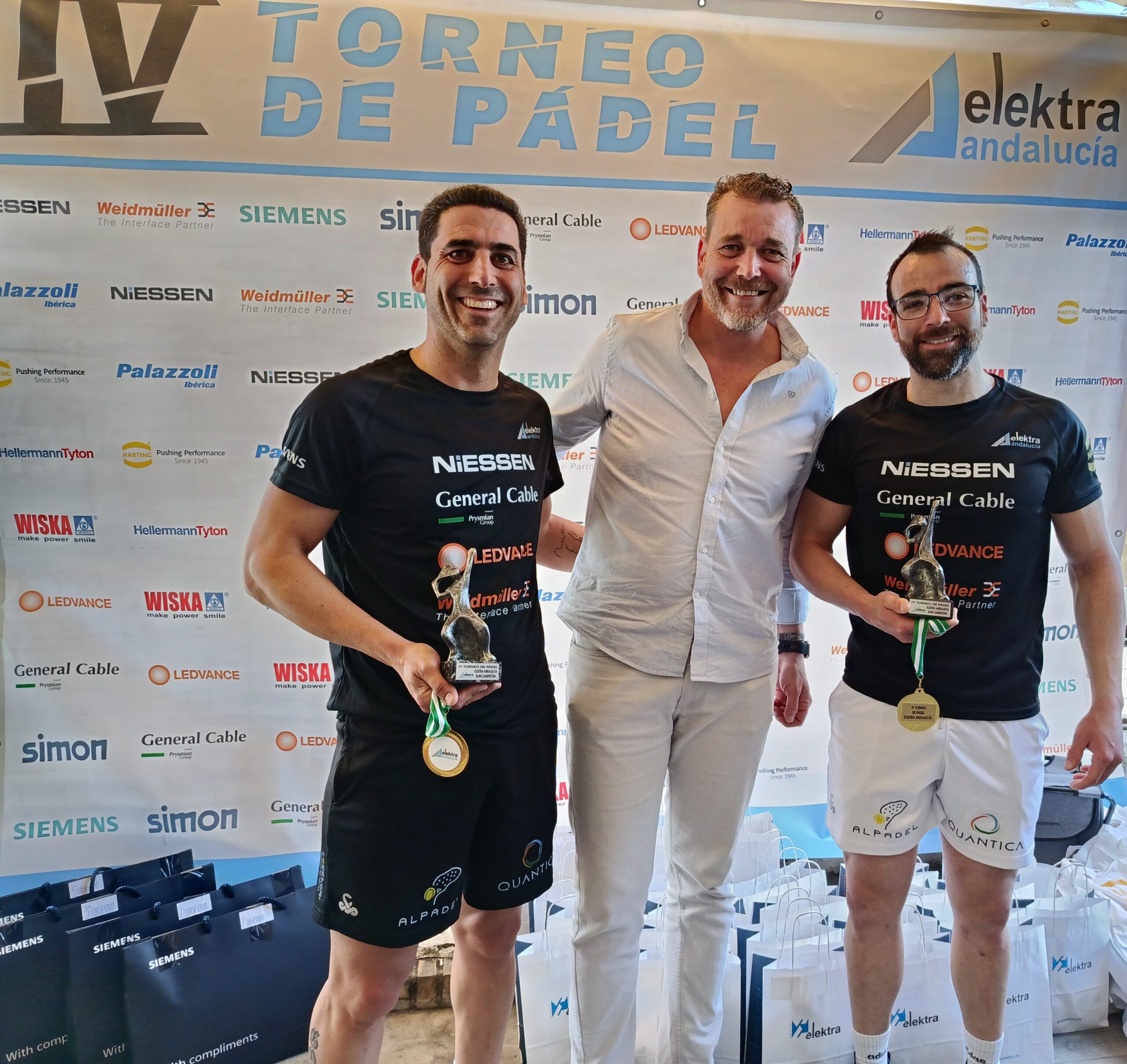 reconocimientos: medallas, trofeos y aplausos para los subcampeones.